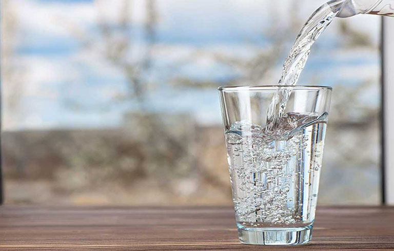 Uống đủ nước để cải thiện bệnh mề đay