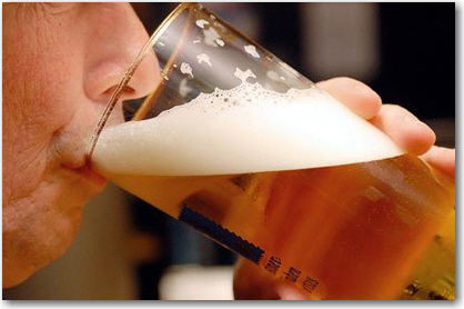 Cách xử lý tình trạng nổi mề đay sau khi uống rượu bia