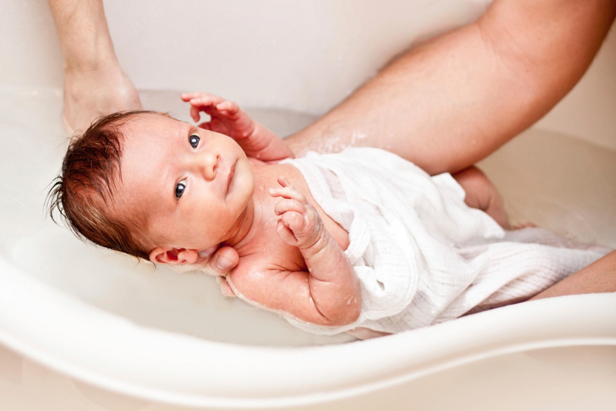 Trẻ sơ sinh bị nổi mẩn đỏ trên da và cách chăm sóc