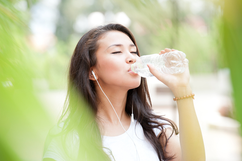 uống nước nhiều khi bị dị ứng thời tiết